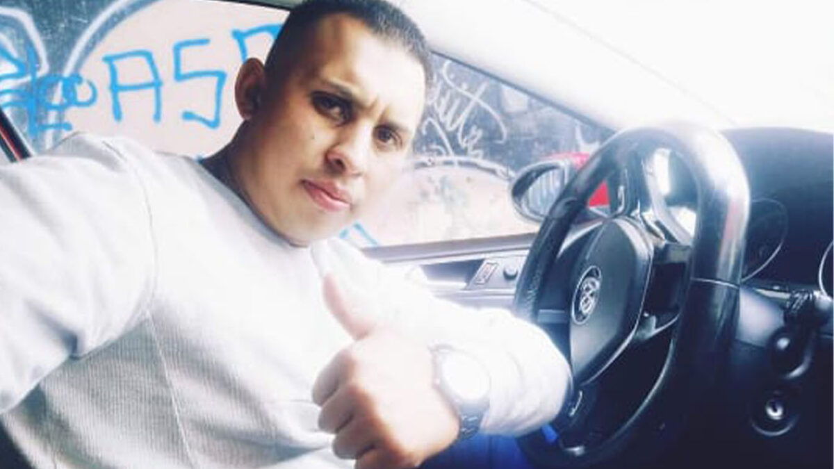 Andrés Jiménez, el joven que murió tras ser drogado por mujeres que conoció en un bar 9 Andrés Jiménez, el joven que murió tras ser drogado por mujeres que conoció en un bar La familia de Andrés Gilberto Jiménez se encuentra devastada tras su muerte luego de que al parecer unas mujeres lo drogaran para robarse los objetos de valor en su vivienda. Este doloroso caso se registró el pasado 31 de diciembre en el barrio Porvenir II sector, en Usme.