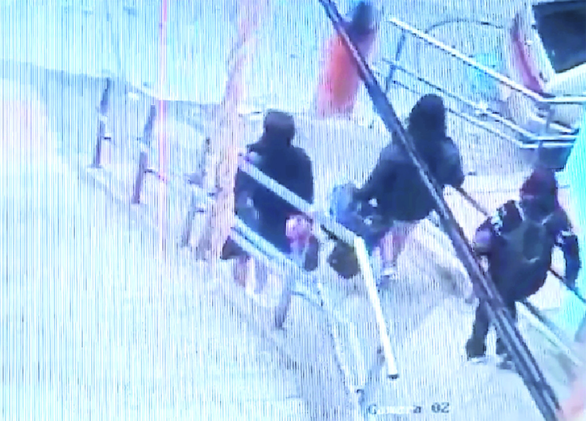 Andrés Jiménez, el joven que murió tras ser drogado por mujeres que conoció en un bar 2 Andrés Jiménez, el joven que murió tras ser drogado por mujeres que conoció en un bar La familia de Andrés Gilberto Jiménez se encuentra devastada tras su muerte luego de que al parecer unas mujeres lo drogaran para robarse los objetos de valor en su vivienda. Este doloroso caso se registró el pasado 31 de diciembre en el barrio Porvenir II sector, en Usme.