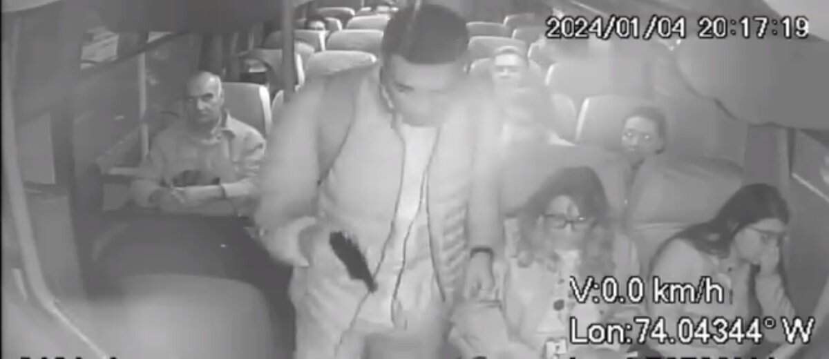 Así fue el violento atraco a un bus en el norte de Bogotá 1 Así fue el violento atraco a un bus en el norte de Bogotá Un bus intermunicipal fue atracado por dos sujetos armados en el norte de Bogotá, durante la noche de este jueves.