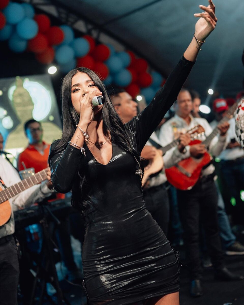 Así le respondió la novia de Jhonny Rivera a un seguidor que criticó su cuerpo 1 Así le respondió la novia de Jhonny Rivera a un seguidor que criticó su cuerpo La cantante no se aguantó y respondió ante las fuertes críticas que le han hecho.
