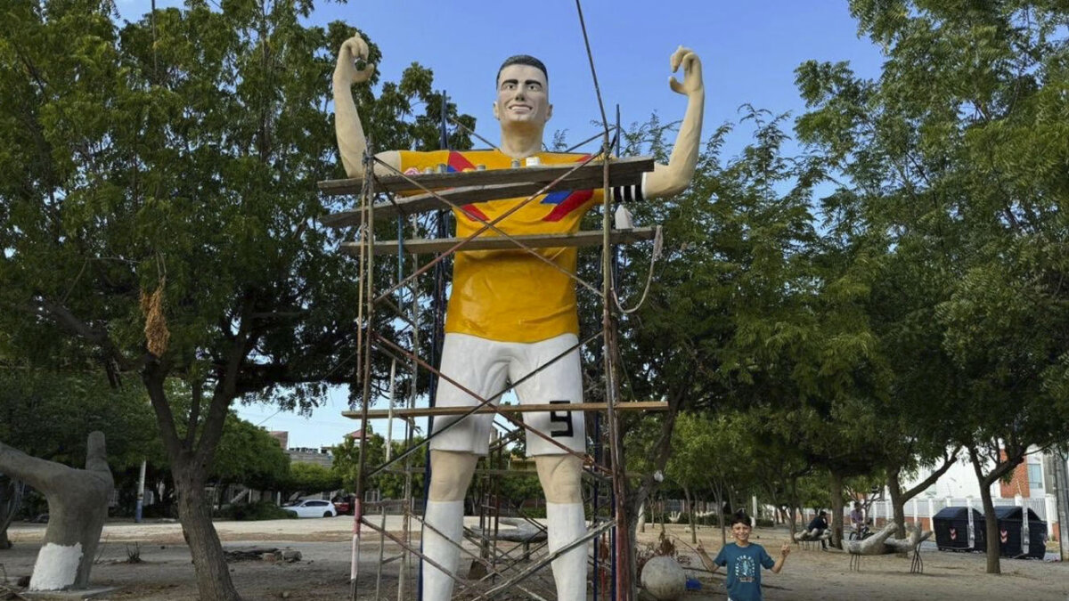 Así va la polémica estatua de Falcao en Santa Marta 1 Así va la polémica estatua de Falcao en Santa Marta A pesar del esfuerzo que ha hecho el autor durante los últimos 6 años para recrear la imagen exacta del Radamel Falcao, la estatua ha recibido cientos de críticas por su apariencia.