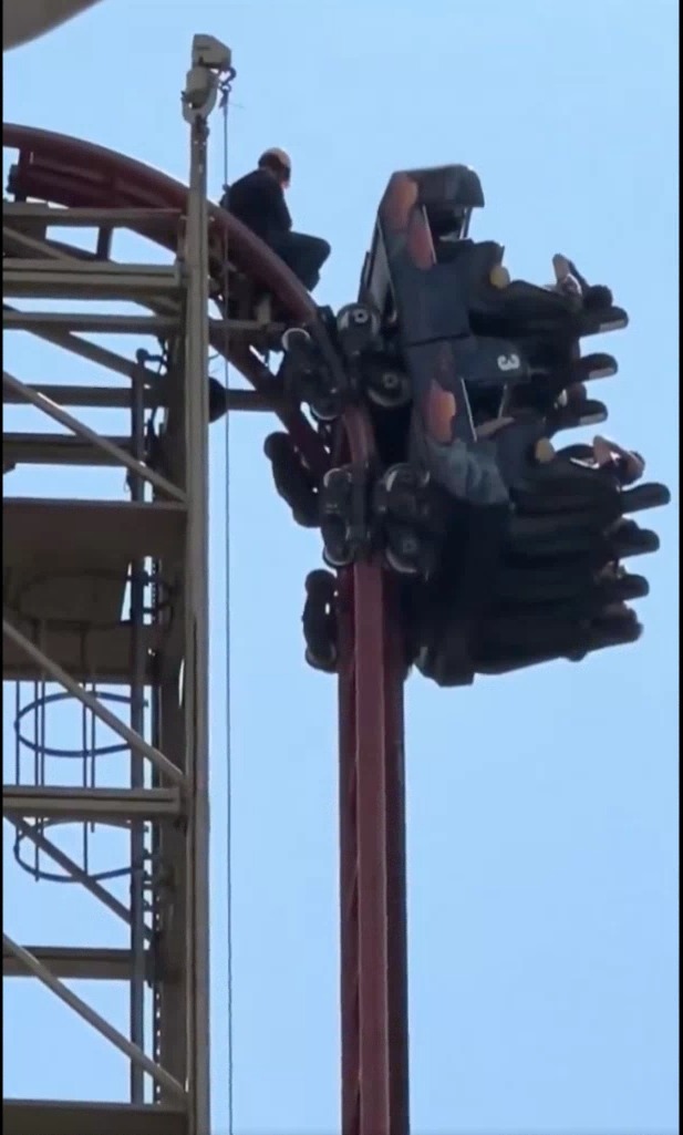 Atracción del Parque del Café se varó a 30 metros de altura: así evacuaron a los pasajeros En el Parque del Café (Quindío), uno de los carros de la montaña rusa 'Krater' se quedó varado en la cúspide de la atracción por al menos 25 minutos. El angustiante momento quedó registrado en video.