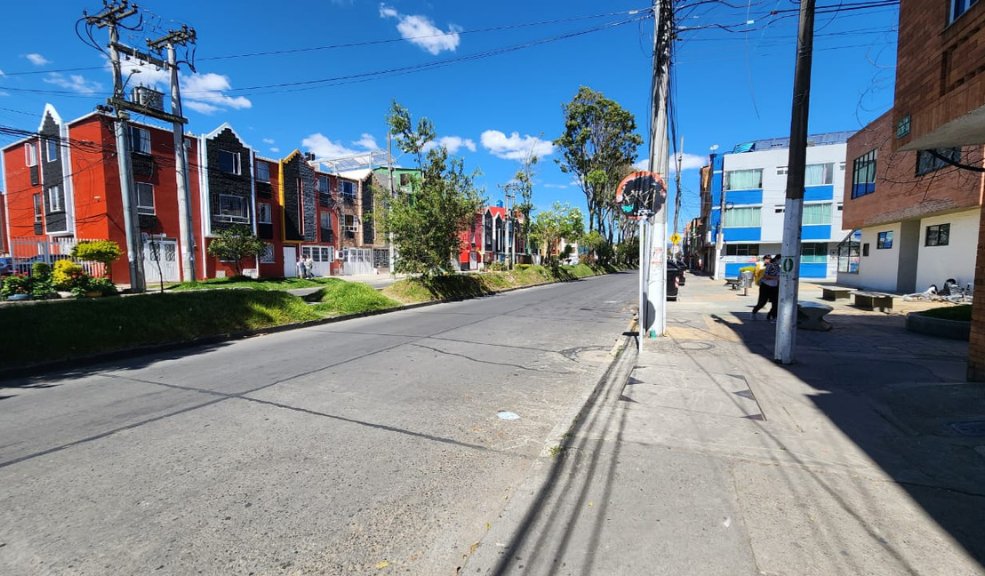 Barbero fue asesinado dentro de su negocio en Engativá Un nuevo crimen se registró en el barrio Garcés Navas, lugar en donde asesinaron a bala a un barbero de 25 años dentro de su propio local. Q'HUBO estuvo en el lugar de los hechos.
