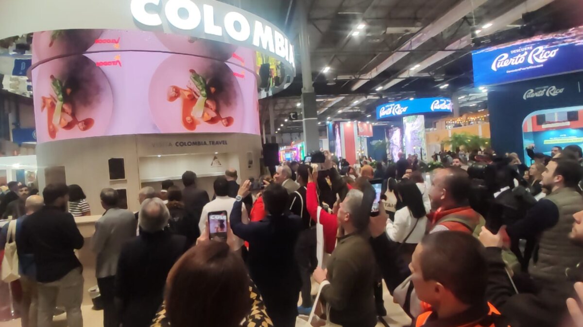 Bogotá se toma la Feria Internacional de Turismo en España 1 Bogotá se toma la Feria Internacional de Turismo en España En el corazón de la Feria Internacional de Turismo (FITUR) 2024, la capital colombiana se erige como un faro reluciente en el stand nacional. En este evento trascendental, que figura como la exhibición más importante del mundo en materia turística, Bogotá se prepara para estrenar su nueva marca turística: #VisitBogotá.