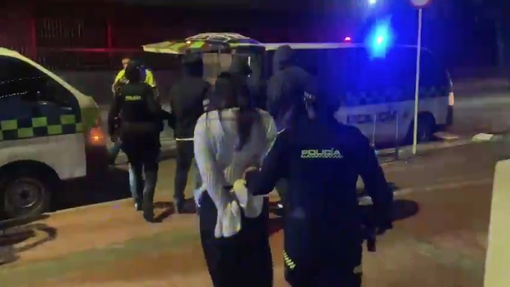 Caen cinco delincuentes que robaban apartamentos en Usaquén Gracias al llamado de la comunidad, la Policía logró capturar a cinco delincuentes que se encontraban robando dos apartamentos en la localidad de Usaquén.