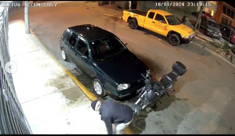 EN VIDEO: Sujeto se prende en llamas al intentar incendiar un carro 1 EN VIDEO: Sujeto se prende en llamas al intentar incendiar un carro En video quedó registrado el impactante momento en el que un presunto extorsionista intenta incendiar un carro, pero termina quemándose por completo.
