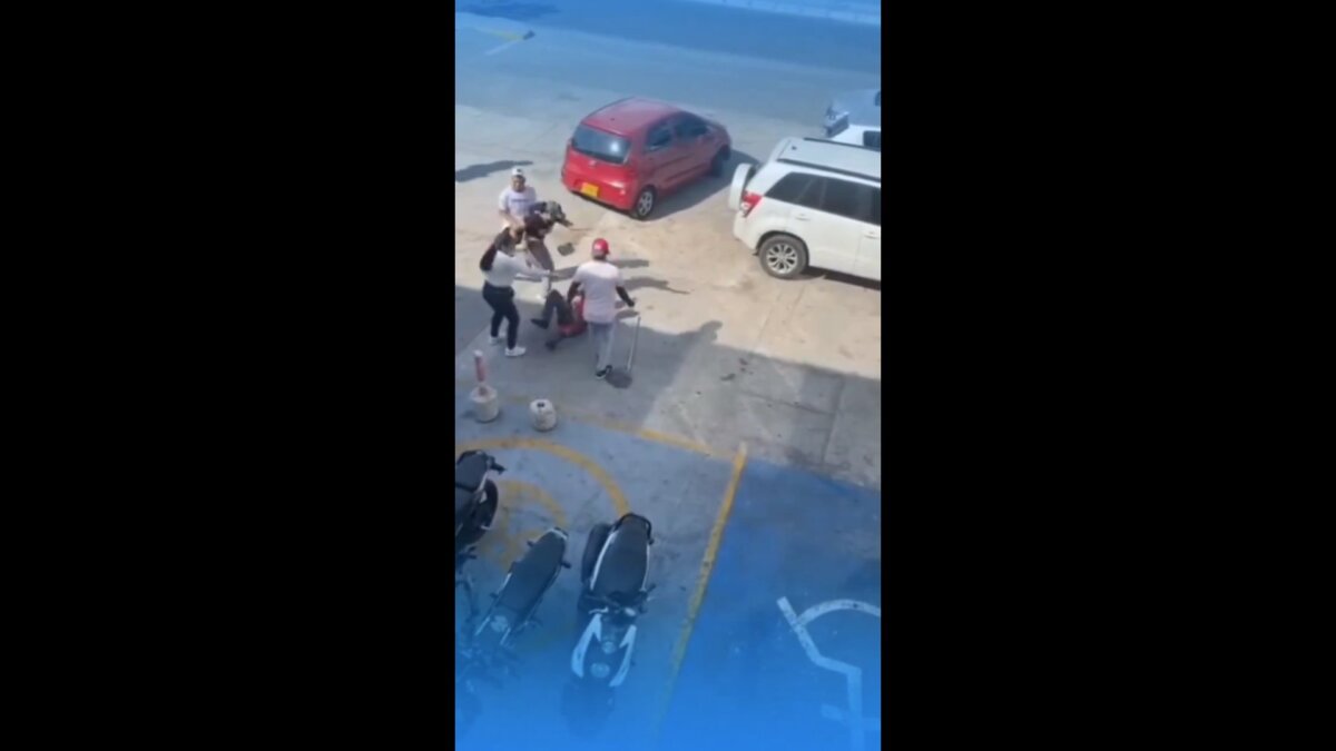EN VIDEO: Trabajador de gasolinera fue brutalmente golpeado mientras hacía aseo 1 golpeado