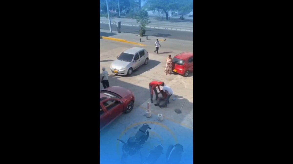EN VIDEO: Trabajador de gasolinera fue brutalmente golpeado mientras hacía aseo 2 trabajador