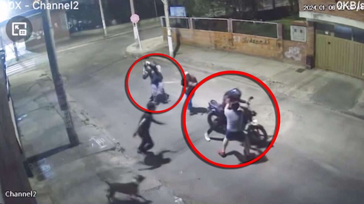Capturan a policía que intentó robar a un joven en Antonio Nariño En un video de una cámara de vigilancia del barrio La Fragua, de la localidad de Antonio Nariño, quedó registrado el momento en el que dos sujetos en moto intentaron robar violentamente a un joven. Uno de los atracadores es un oficial de policía activo.