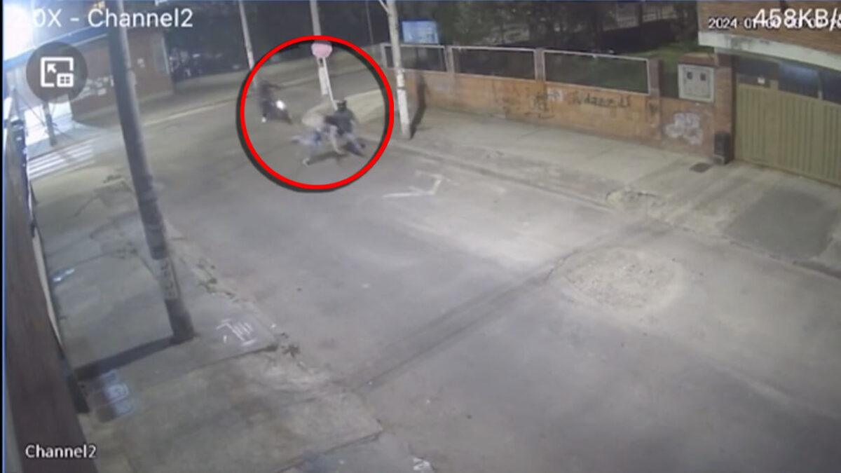 Queda libre policía que participó en un atraco en Antonio Nariño Dejan en libertad a policía que participó del atraco a un joven en el barrio La Fragua, de la localidad de Antonio Nariño. Aquí los detalles.