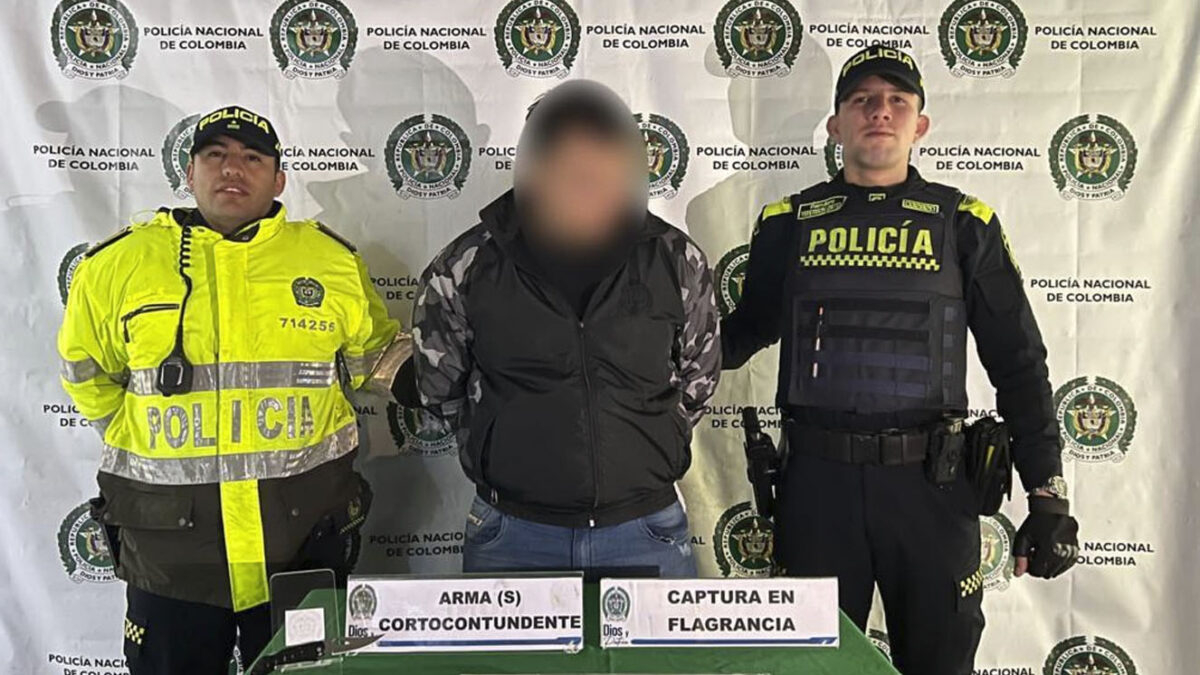 Capturan a sujeto que intentó quitarle la vida a su pareja Uniformados del CAI de Normandía lograron capturar en flagrancia a un hombre que intentaba agredir a su pareja sentimental.