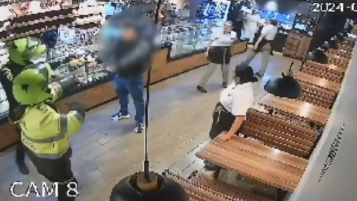 Capturan a sujeto que intentó quitarle la vida a su pareja Uniformados del CAI de Normandía lograron capturar en flagrancia a un hombre que intentaba agredir a su pareja sentimental.
