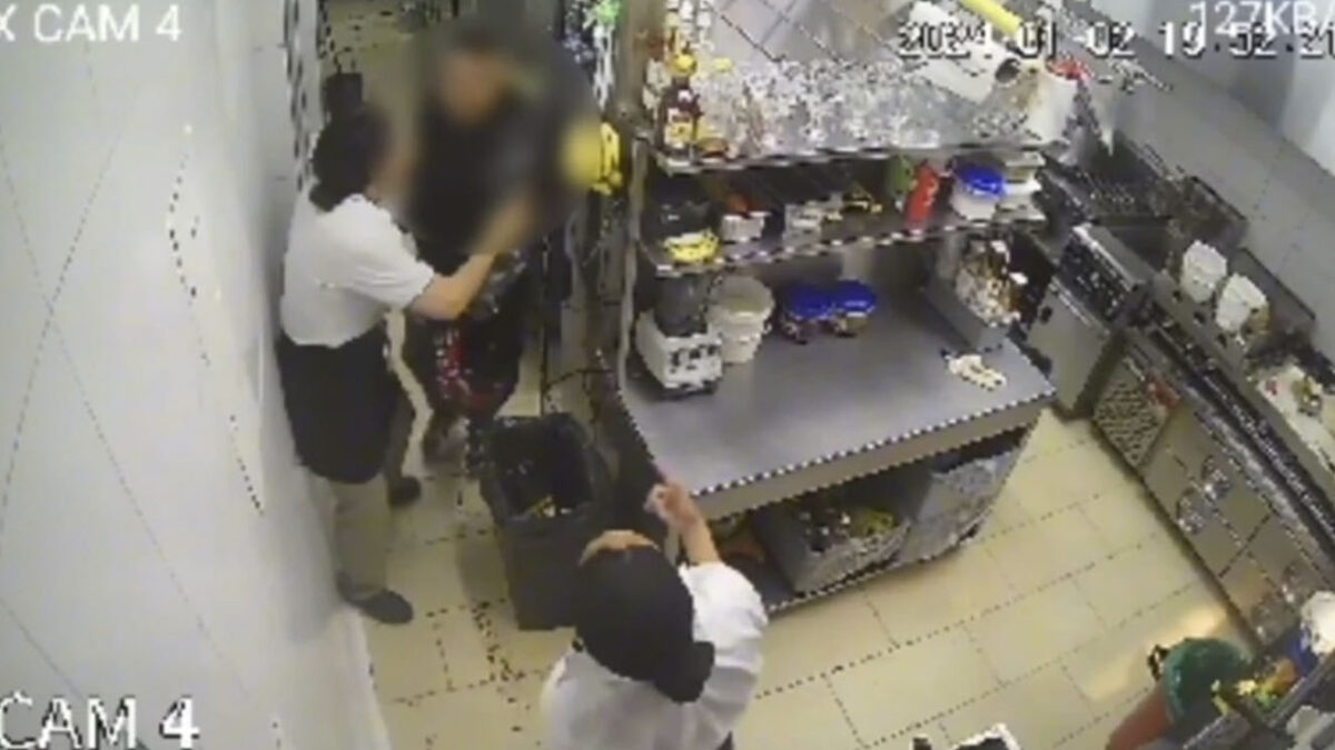 Capturan a sujeto que intentó quitarle la vida a su pareja Uniformados del CAI de Normandía lograron capturar en flagrancia a un hombre que intentaba agredir a su pareja sentimental.