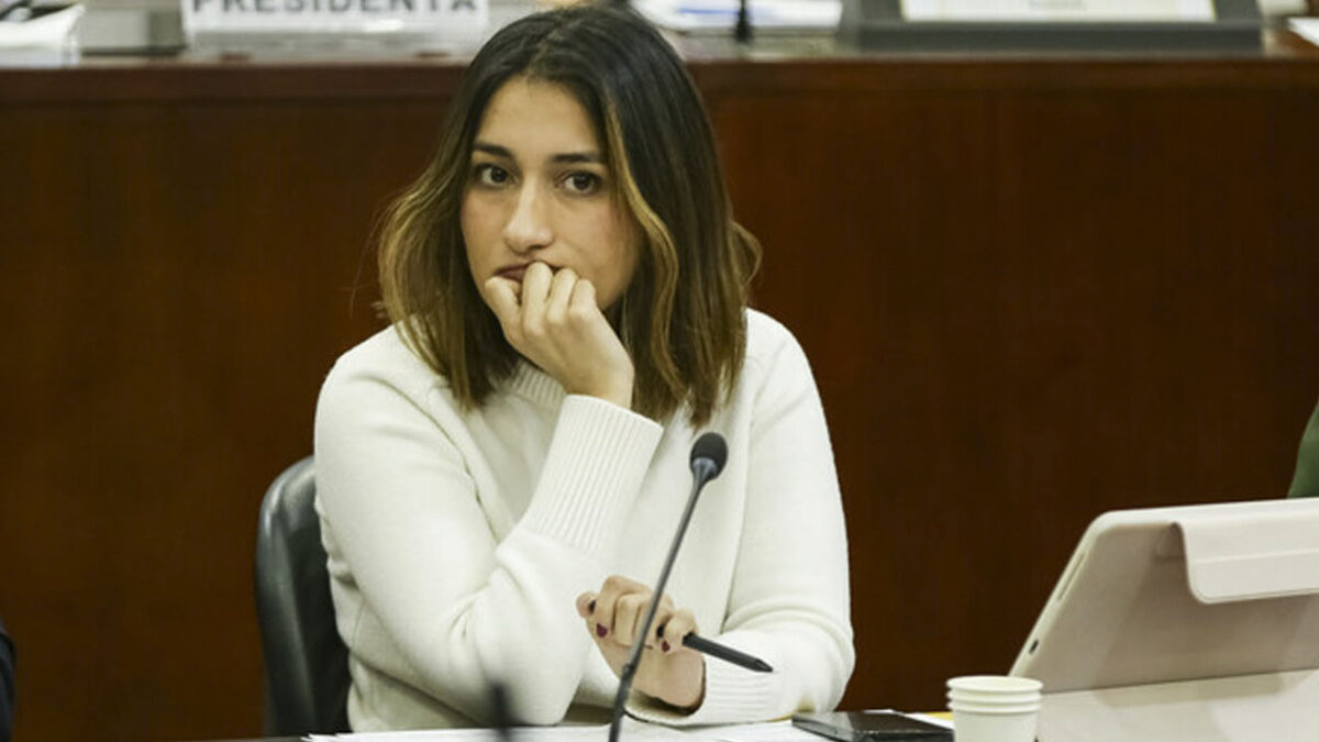 Caso Laura Sarabia: llaman a juicio a policías implicados 3 Caso Laura Sarabia: llaman a juicio a policías implicados Uniformados de la Policía serán llamados a juicio por los delitos de fraude procesal, falsedad material en documento público, falsedad ideológica en documento público e interceptación ilícita de comunicaciones.