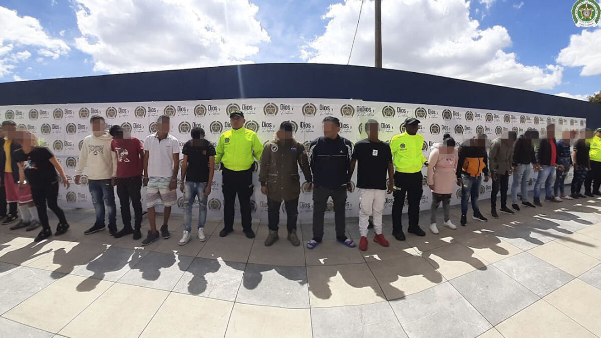 Cayeron 'Los Hestias': señalados de homicidios y extorsiones en varias localidades de Bogotá En una operación conjunta entre la Fiscalía General de la Nación y la Policía Nacional, se logró desmantelar la estructura delictiva conocida como 'Los Hestias', señalada de perpetrar homicidios selectivos, amenazar, extorsionar y atentar contra comerciantes y residentes en las localidades de Kennedy y Rafael Uribe, en Bogotá.