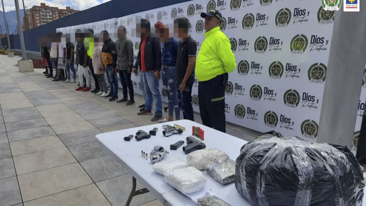 Cayeron 'Los Hestias': señalados de homicidios y extorsiones en varias localidades de Bogotá En una operación conjunta entre la Fiscalía General de la Nación y la Policía Nacional, se logró desmantelar la estructura delictiva conocida como 'Los Hestias', señalada de perpetrar homicidios selectivos, amenazar, extorsionar y atentar contra comerciantes y residentes en las localidades de Kennedy y Rafael Uribe, en Bogotá.