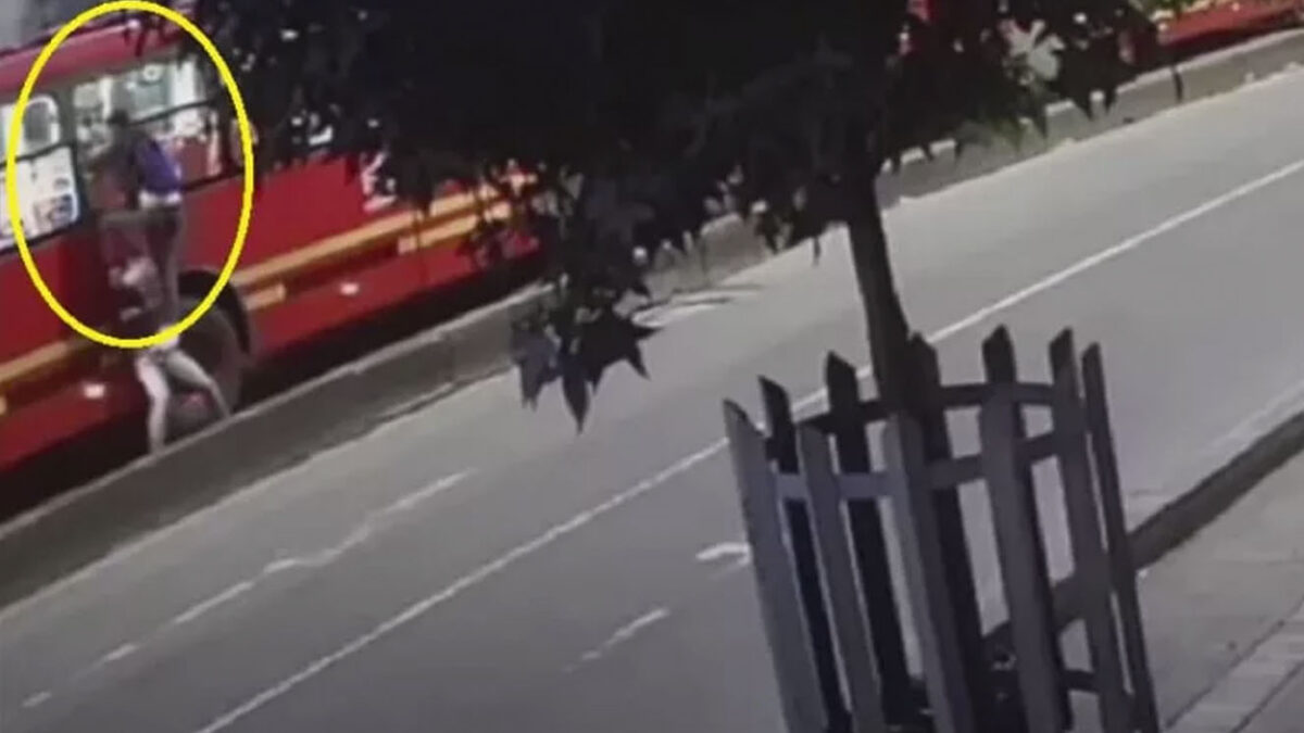 Cayó 'Manos Lisas': atracador de buses en Soacha El sujeto acababa de robarle el celular a una mujer que se movilizaba en un bus a la altura de la Autopista Sur, en el barrio Rincón de Santa Fe (Soacha).