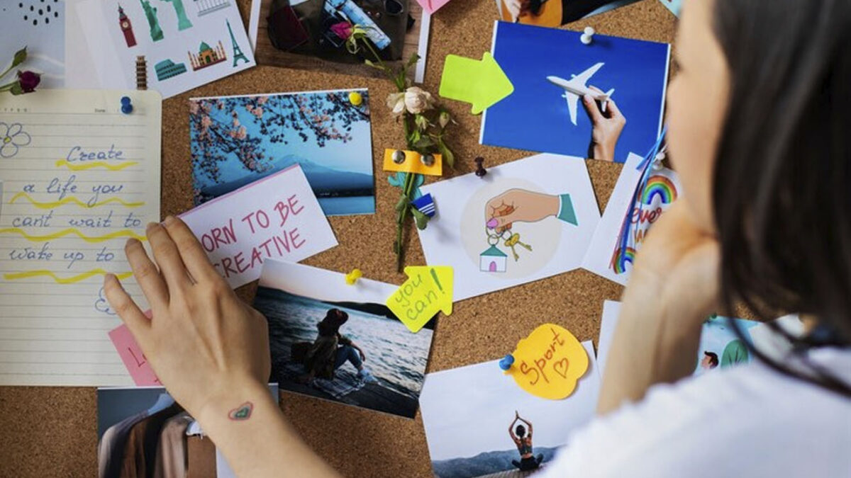 Pille cómo hacer un tablero de visión para este año Es muy probable que en redes sociales haya escuchado el término de ‘Vision board’, que quiere decir tablero de visión. Tiene que ver con las metas, objetivos y deseos que se plantean a futuro. 