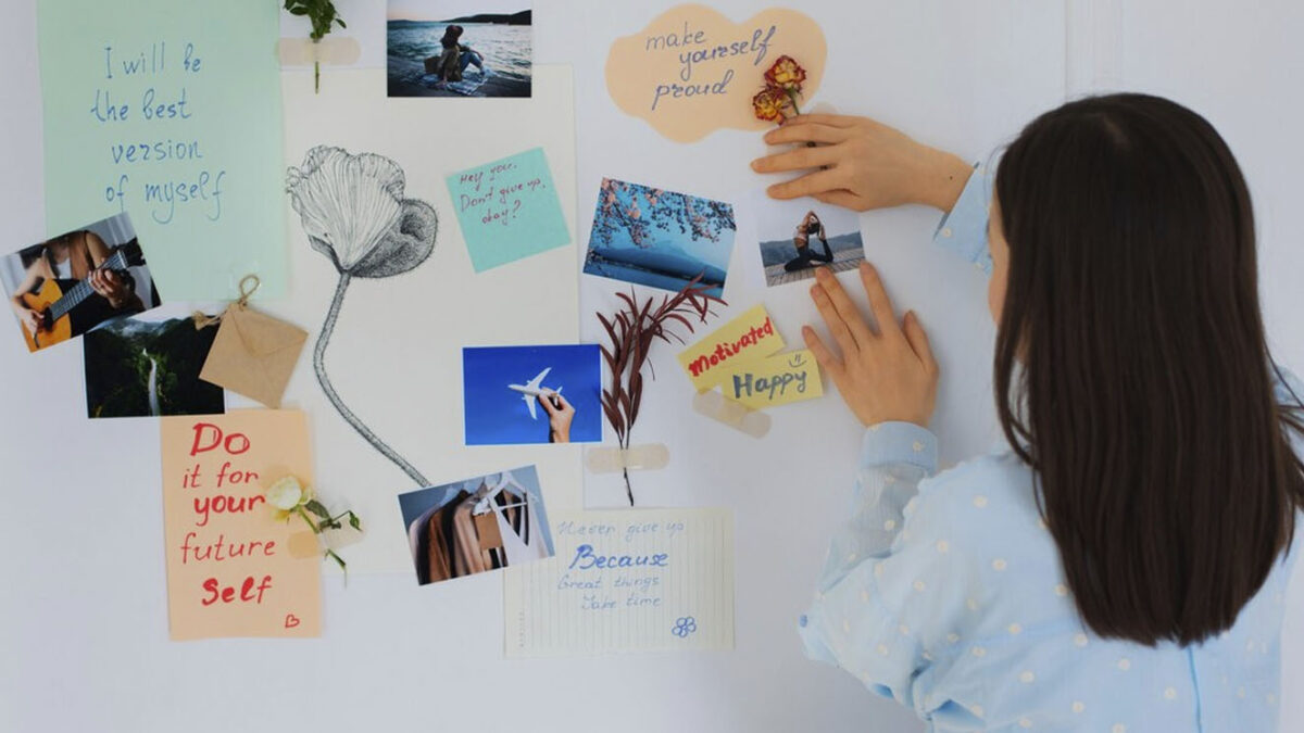 Pille cómo hacer un tablero de visión para este año Es muy probable que en redes sociales haya escuchado el término de ‘Vision board’, que quiere decir tablero de visión. Tiene que ver con las metas, objetivos y deseos que se plantean a futuro. 
