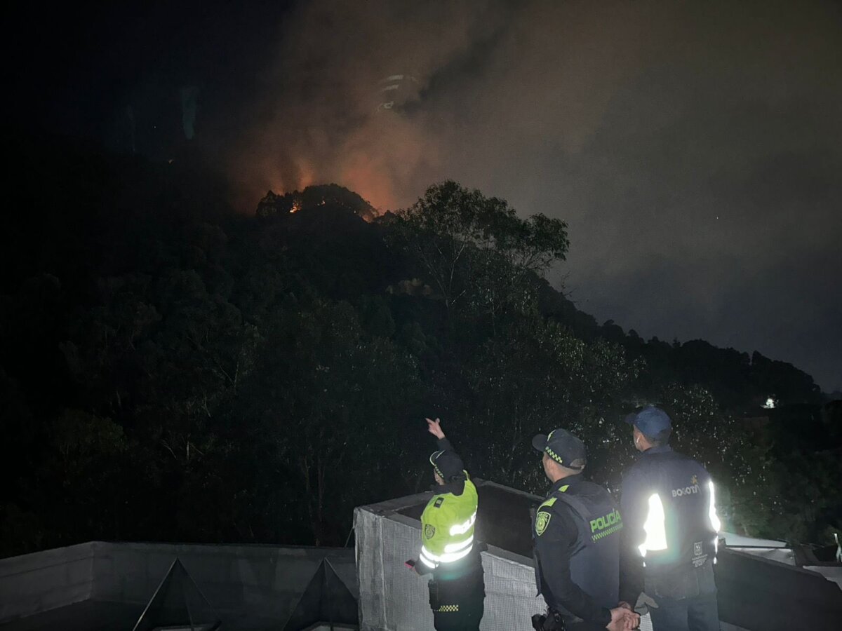 Continúan las llamas en los cerros orientales Desde el lunes 22 de enero en los cerros orientales se presentan varias conflagraciones. El alcalde de Bogotá, Carlos Galán, informó que las llamas están confinadas, pero no han podido ser controladas en su totalidad.