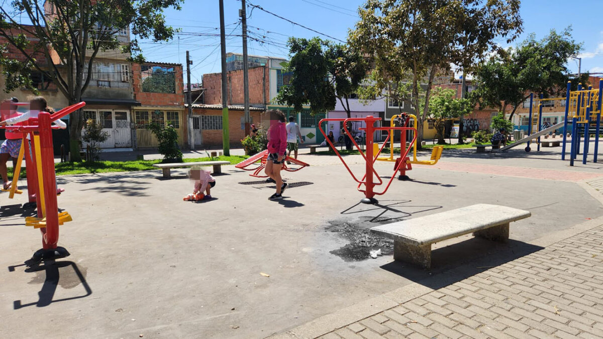 Asesinan a Nicolás en parque de Kennedy 1 Asesinan a Nicolás en parque de Kennedy Nicolás Aldana Piña, de 24 años, fue asesinado por dos sicarios que se movilizaban en bicicleta y que lo abordaron cuando se encontraba sentado en una banca de un parque del barrio Dindalito, de la localidad de Kennedy.