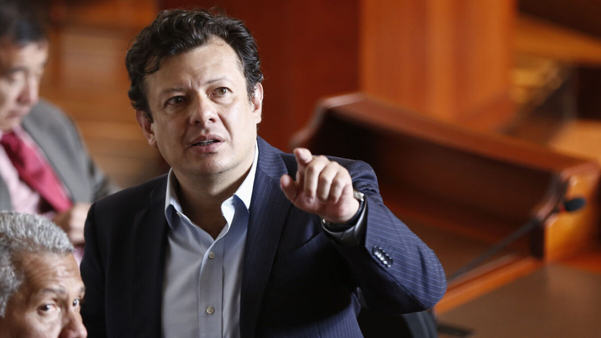 Denuncian a Hollman Morris por acoso laboral en RTVC 10 Denuncian a Hollman Morris por acoso laboral en RTVC Dos mujeres con importantes cargos en canales de televisión nacional denuncian sufrir acoso laboral por parte de Hollman Morris, subgerente de RTVC, y quien además, ya contaba con denuncias por un presunto caso de acoso sexual y violencia intrafamiliar.