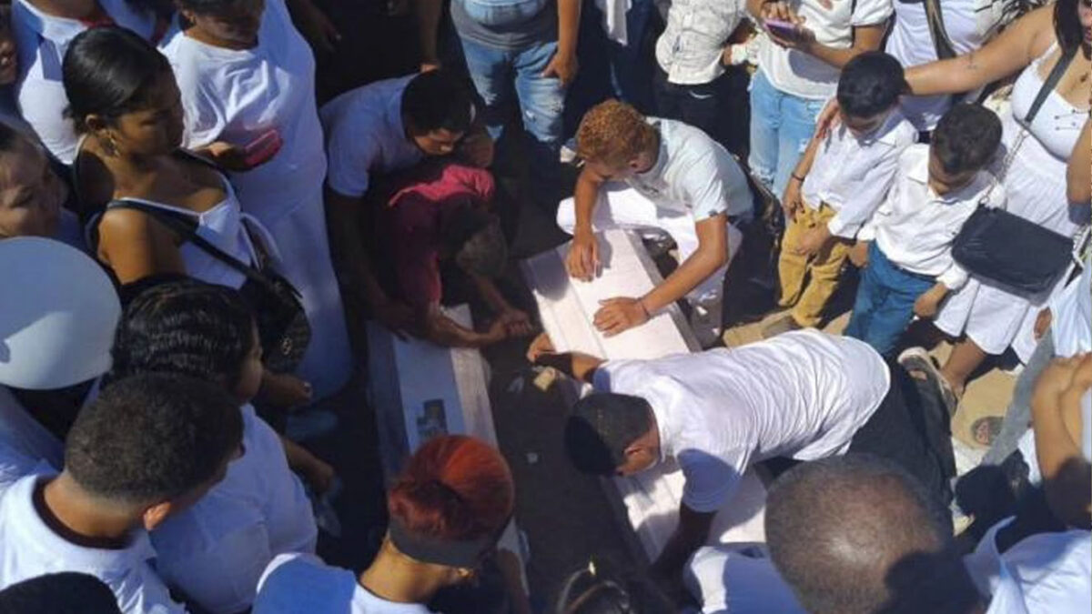 Desgarrador sepelio de los dos niños asesinados por su padre 9 Desgarrador sepelio de los dos niños asesinados por su padre En las últimas horas se realizó el sepelio de los niños de 3 y 7 años que fueron asesinados y luego colgados a un árbol, al parecer por su padre. Familiares y allegados protestaron para exigir respuestas tras su homicidio.