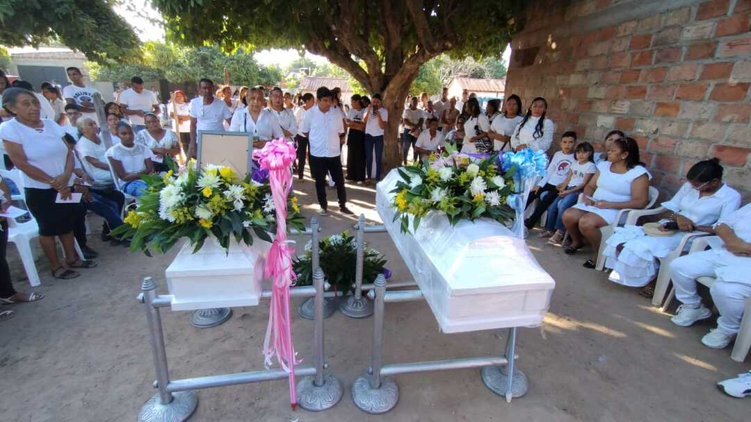 Desgarrador sepelio de los dos niños asesinados por su padre 1 Desgarrador sepelio de los dos niños asesinados por su padre En las últimas horas se realizó el sepelio de los niños de 3 y 7 años que fueron asesinados y luego colgados a un árbol, al parecer por su padre. Familiares y allegados protestaron para exigir respuestas tras su homicidio.