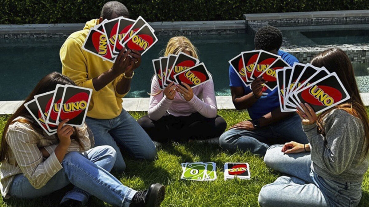 Desmienten reglas creadas por jugadores en UNO: esta es la forma correcta de jugar El juego dice que no es necesario gritar "UNO" cuando al jugador le queda una carta. Estas son las reglas que desmitió el juego.