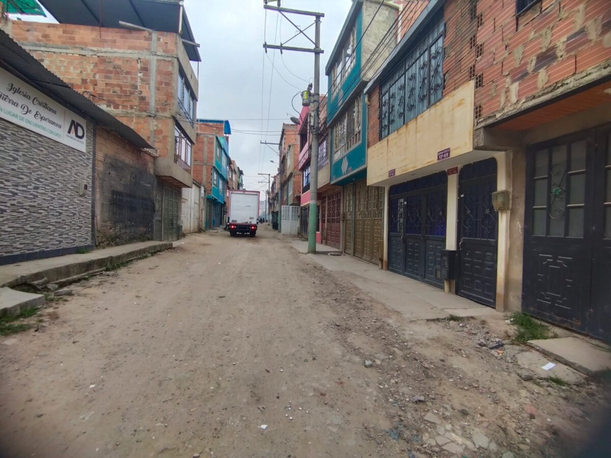 Doble homicidio en vivienda de Soacha En el municipio de Soacha se registró un doble crimen dentro de una vivienda del barrio Balcón Real 2. Allí dos hombres, uno de 54 años y otro de 32, fueron hallados sin vida y con signos de violencia.