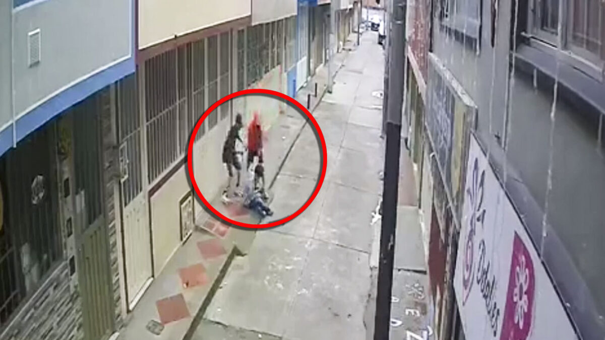 EN VIDEO: Así apuñalaron a un menor en medio de un robo en Usme 9 EN VIDEO: Así apuñalaron a un menor en medio de un robo en Usme Una cámara de seguridad registró el momento exacto en el que un menor de edad fue vilmente apuñalado por dos delincuentes que luego le robaron el celular.