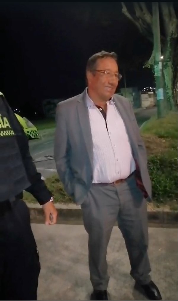EN VIDEO: Ciudadanos detienen a conductor que iba borracho y dormido En un admirable acto, varios ciudadanos detuvieron a un hombre que iba manejando una camioneta en aparente estado de embriaguez en la ciudad de Bogotá.