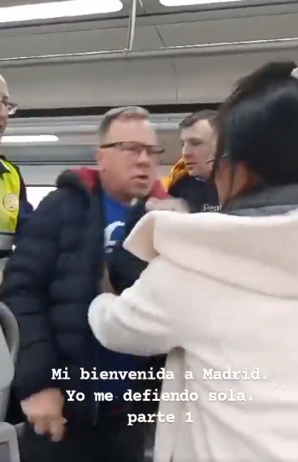 EN VIDEO: Con regaño y boleteada colombiana se defendió de ladrones en Madrid 1 EN VIDEO: Con regaño y boleteada colombiana se defendió de ladrones en Madrid Una colombiana que se movilizaba en el metro de Madrid (España) fue víctima de los 'carteristas'; sin embargo, la mujer se dio cuenta a tiempo y sin dudarlo los regañó para que le devolvieran sus pertenencias.