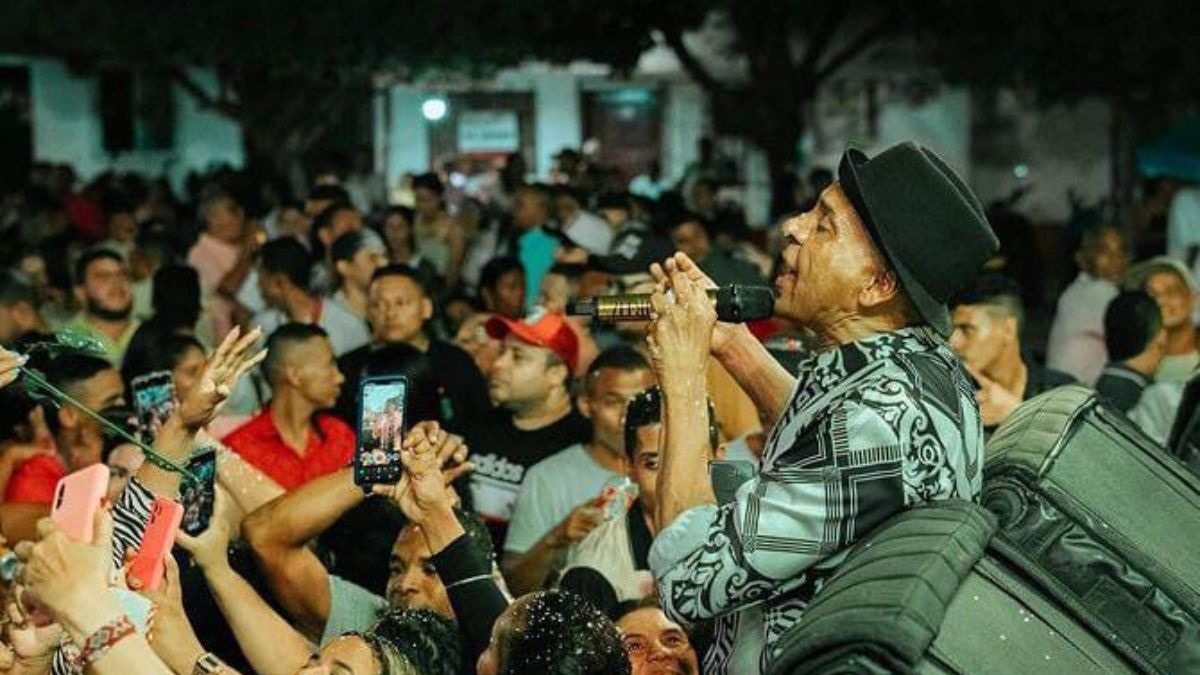 EN VIDEO: Fanáticas le pegaron tremenda manoseada a Farid Ortiz en un concierto 1 EN VIDEO: Fanáticas le pegaron tremenda manoseada a Farid Ortiz en un concierto Sin ninguna pena las mujeres aprovecharon el momento y el artista siguió cantando como si nada.