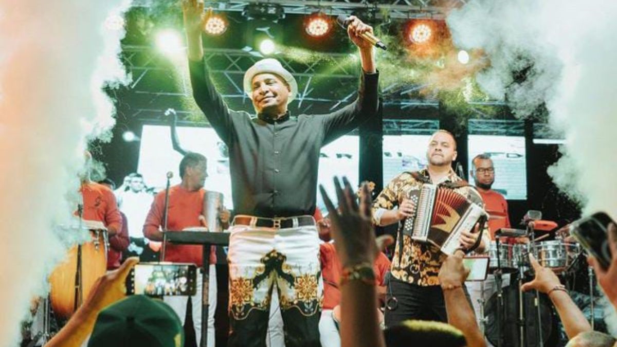EN VIDEO: Fanáticas le pegaron tremenda manoseada a Farid Ortiz en un concierto 1 EN VIDEO: Fanáticas le pegaron tremenda manoseada a Farid Ortiz en un concierto Sin ninguna pena las mujeres aprovecharon el momento y el artista siguió cantando como si nada.