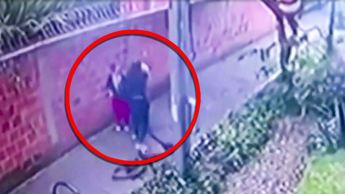 EN VIDEO: Hombre golpeó brutalmente a adulto mayor y a enfermera 1 EN VIDEO: Hombre golpeó brutalmente a adulto mayor y a enfermera En video quedó registrada la brutal golpiza dada a un hombre de 81 años y a su enfermera por parte de un ciclista al norte de Bogotá.