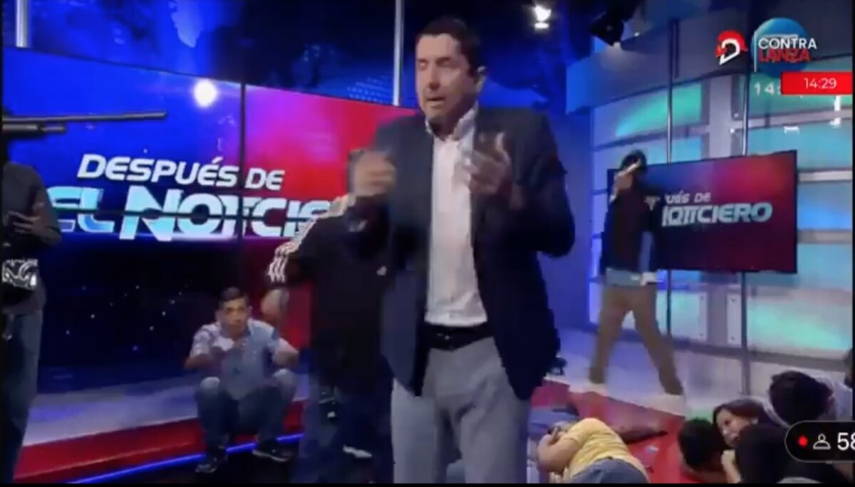 EN VIDEO: Hombres encapuchados y armados se toman canal de comunicación en Ecuador 1 EN VIDEO: Hombres encapuchados y armados se toman canal de comunicación en Ecuador Durante la transmisión del noticiero del canal 10, conocido también como TC, un grupo de delincuentes armados se tomó el canal y amenazó a los periodistas.