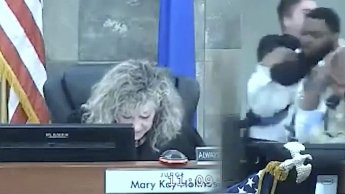 EN VIDEO: Impactante momento en el que un preso agrede a una jueza durante audiencia Un hombre acusado de agresión física no soportó la negación de una jueza de concederle la libertad y se abalanzó sobre ella para atacarla.