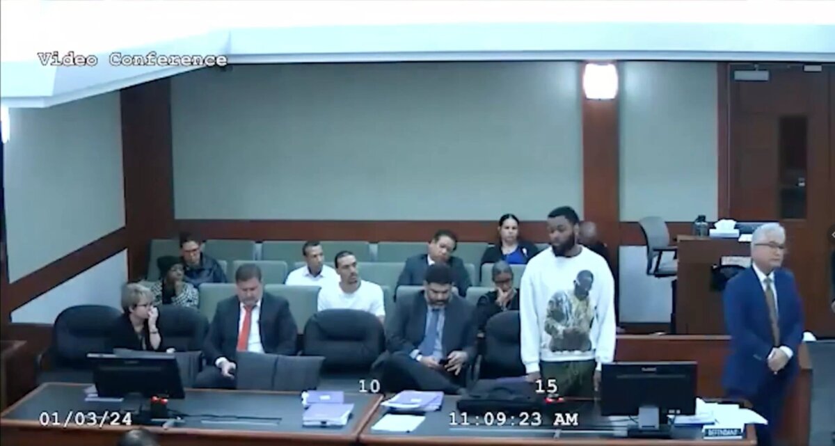 EN VIDEO: Impactante momento en el que un preso agrede a una jueza durante audiencia Un hombre acusado de agresión física no soportó la negación de una jueza de concederle la libertad y se abalanzó sobre ella para atacarla.