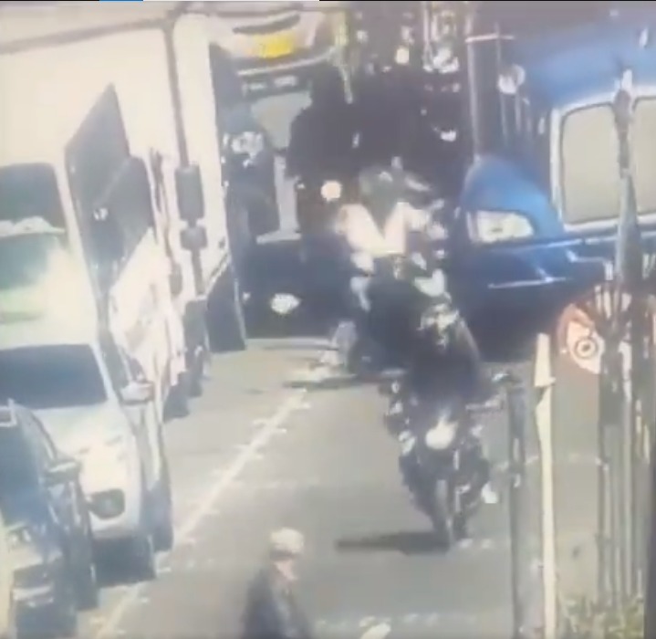EN VIDEO: Motociclista muere tras perder el equilibrio y ser arrollada por un camión 1 EN VIDEO: Motociclista muere tras perder el equilibrio y ser arrollada por un camión En video quedó registrado el impactante momento en el que una motociclista pierde la vida durante un trágico accidente de tránsito en Chía.