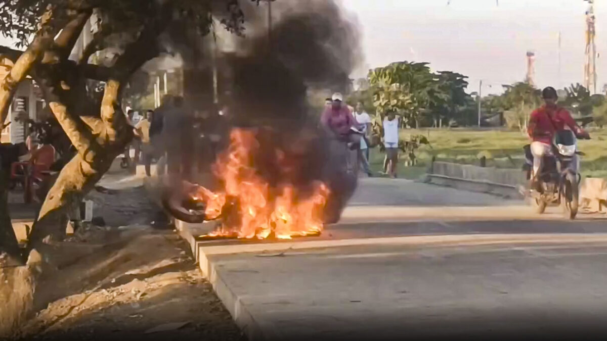 EN VIDEO: Mujer le quemó la moto a su esposo infiel 5 EN VIDEO: Mujer le quemó la moto a su esposo infiel La mujer le prendió fuego a la moto de su pareja tras descubrirlo con quien sería la amante.