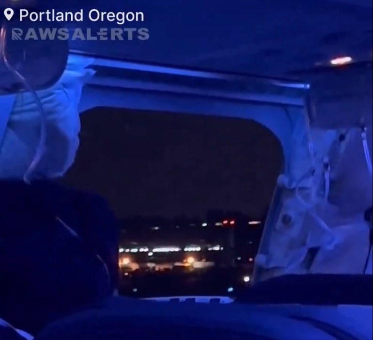 EN VIDEO: Pánico durante un vuelo, tras la pérdida de una ventana del avión Alaska Airlines inmovilizó todos sus Boeing 737-9 el viernes en la noche, horas después de que uno de sus aviones perdiera una ventana y un trozo del fuselaje.