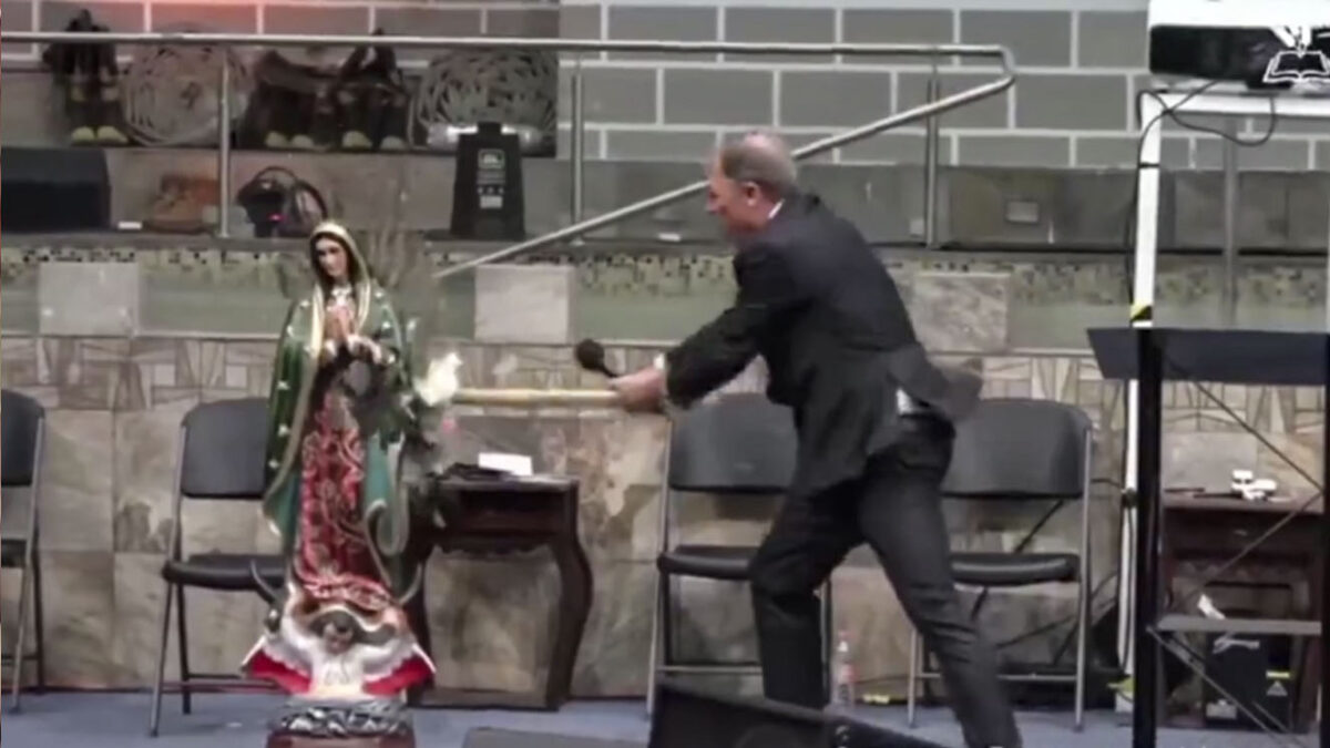 EN VIDEO: Pastor rompe imagen de la Virgen de Guadalupe frente a feligreses 1 EN VIDEO: Pastor rompe imagen de la Virgen de Guadalupe frente a feligreses #MundoCurioso El video de un pastor que destruye la imagen de la Virgen de Guadalupe ha causado gran indignación en redes.