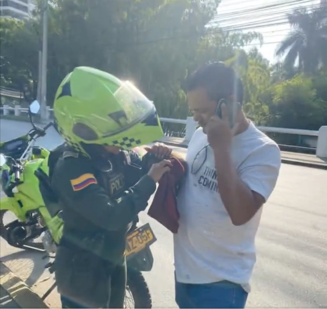 EN VIDEO: Policía rescata un cachorro en un río y ciudadano lo adopta 1 EN VIDEO: Policía rescata un cachorro en un río y ciudadano lo adopta En un noble acto, un ciudadano alertó a un uniformado sobre la presencia de un cachorro en el río Cali. Así fue el rescate del peludito.