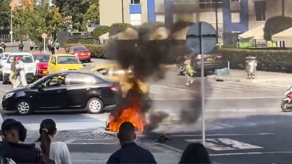 EN VIDEO: Queman moto de supuesto ladrón en Ciudad Salitre 1 EN VIDEO: Queman moto de supuesto ladrón en Ciudad Salitre La comunidad le prendió fuego a la motocicleta de un presunto ladrón en Ciudad Salitre.