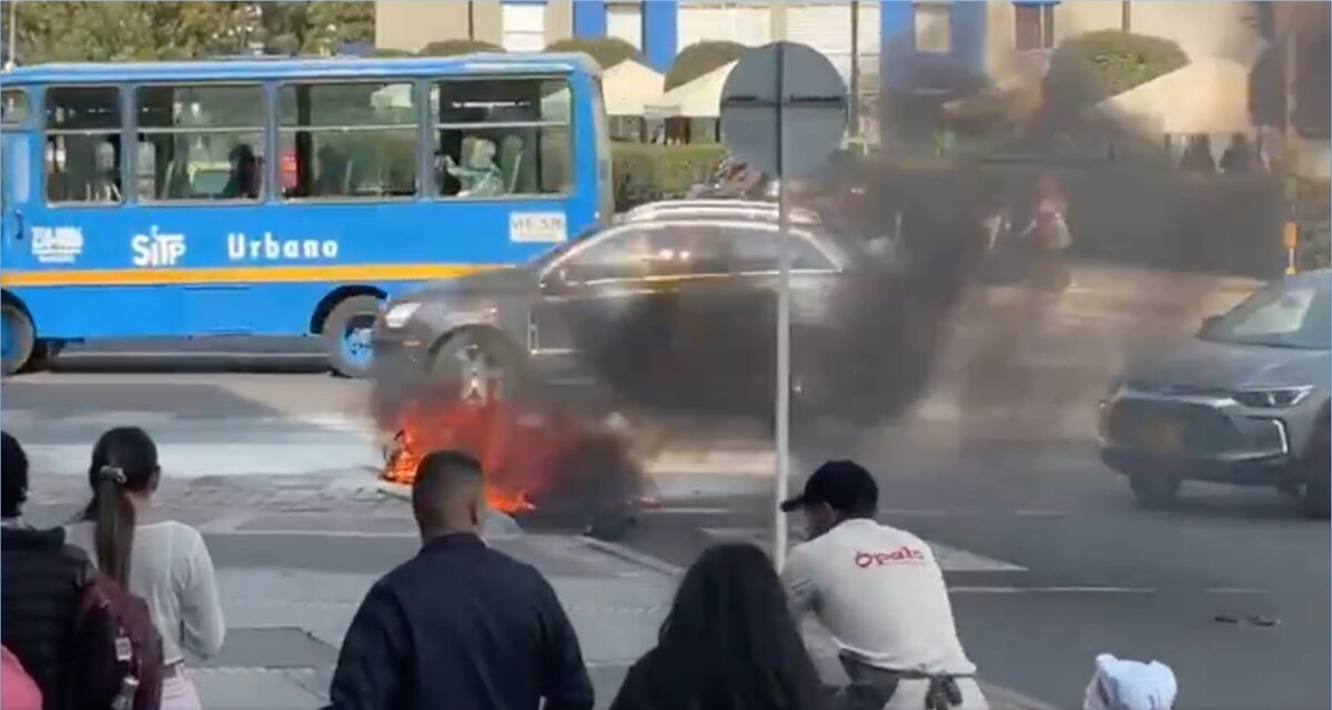 EN VIDEO: Queman moto de supuesto ladrón en Ciudad Salitre 7 EN VIDEO: Queman moto de supuesto ladrón en Ciudad Salitre La comunidad le prendió fuego a la motocicleta de un presunto ladrón en Ciudad Salitre.