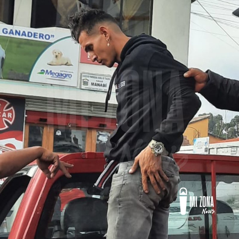 EN VIDEO: Queman vivos a dos hombres que intentaron robar y matar a una mujer embarazada 1 EN VIDEO: Queman vivos a dos hombres que intentaron robar y matar a una mujer embarazada En redes sociales está circulando un video que deja ver el perturbador momento en el que la comunidad lincha a dos sujetos que, al parecer, intentaron robar y matar a una mujer embarazada, por eso, enfurecidos, les arrojan gasolina para quemarlos vivos.
