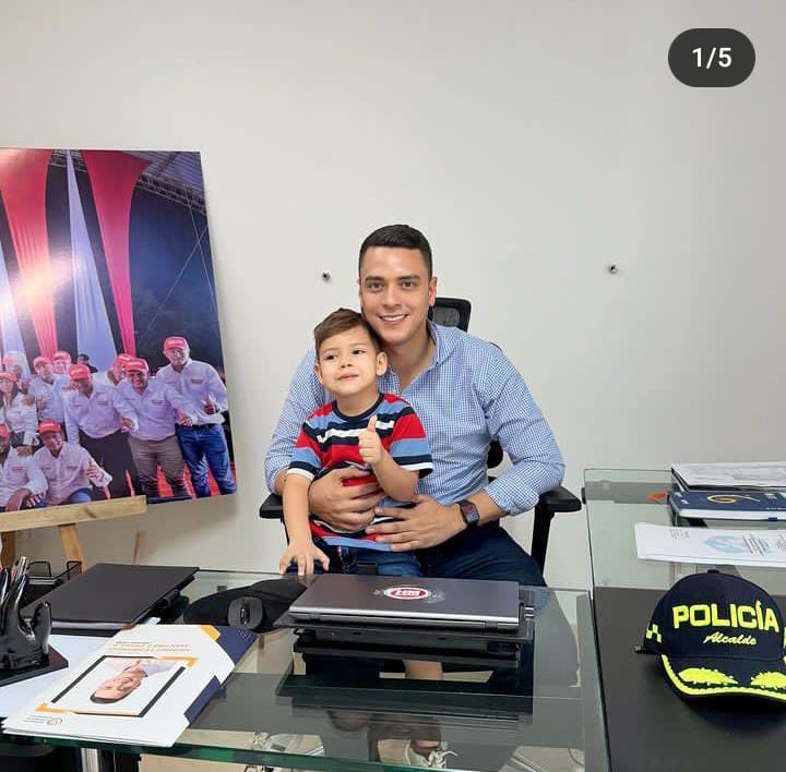 El alcalde de Curumaní que está robando suspiros Hermes Martínez, el alcalde de Curumaní (Cesar) es tendencia en redes por su atractivo físico. Juzguen ustedes: