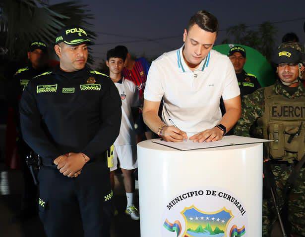 El alcalde de Curumaní que está robando suspiros Hermes Martínez, el alcalde de Curumaní (Cesar) es tendencia en redes por su atractivo físico. Juzguen ustedes: