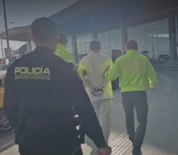El conmovedor relato de Sara Córdoba, la víctima de abuso sexual del profesor extraditado 2 El conmovedor relato de Sara Córdoba, la víctima de abuso sexual del profesor extraditado Sara Córdoba Barrantes fue víctima de abuso sexual por parte de un profesor de la institución educativa a la que asistía cuando tenía tan solo 13 años. Después de una larga espera de 6 años, la justicia por fin llegó a su caso, pues este 9 de enero el hombre fue capturado y extraditado para que cumpla su condena. Q'HUBO conoció la historia de Sara.